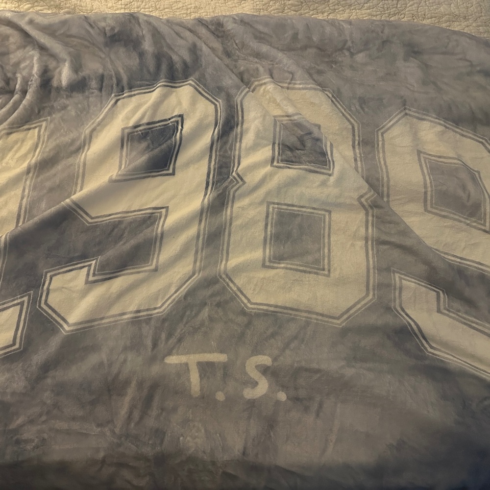1989 Taylor’s Version Official Throw Blanket